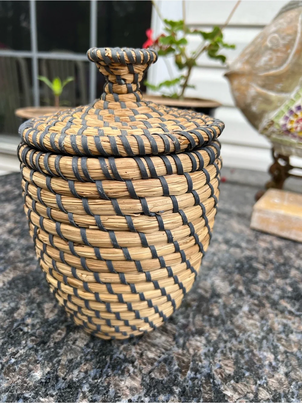 Sweet Grass Woven Basket w/ Lid cylinder shape 8”x5.5”